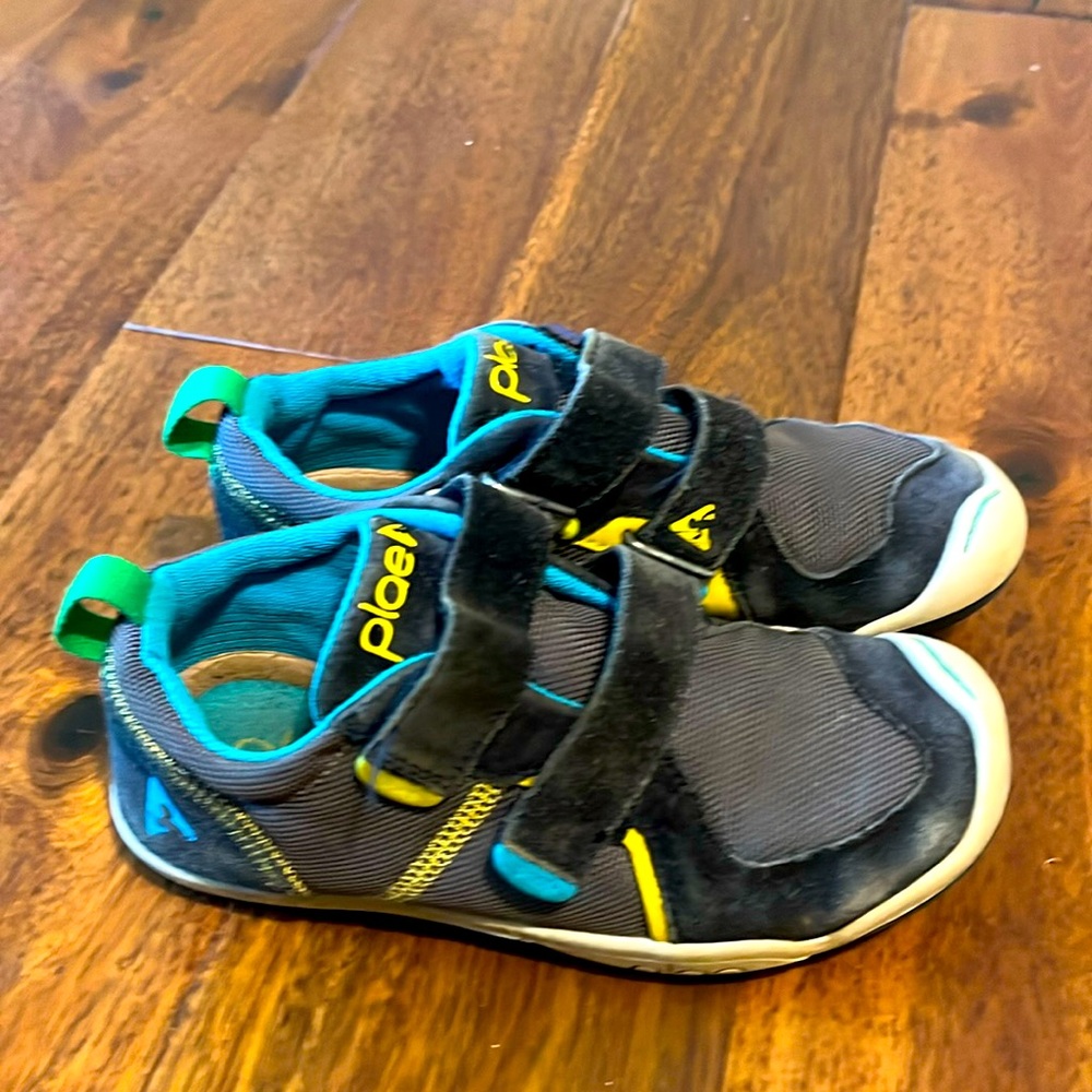 Plae Velcro running shoes/sneakers